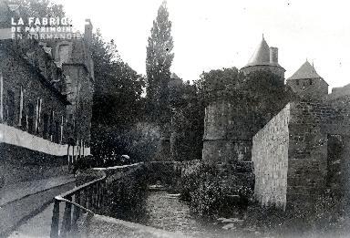 B003 Promenade dans les douves du château
