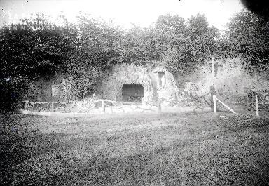 B004 Chapelle dans la grotte