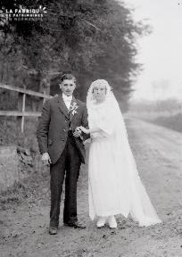 B004 Portrait couple de mariés dans le chemin