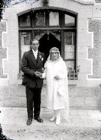 B004 Portrait Couple de mariés devant fenêtre