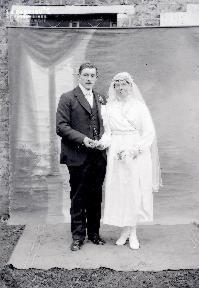 B004 Portrait couple de mariés devant toile peinte 1