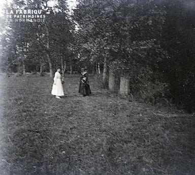 B007 Une robe blanche et deux robes noires 3