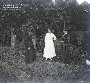 B007 Une robe blanche et deux robes noires