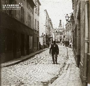 B020 Quotidien 1 homme marchant dans une rue