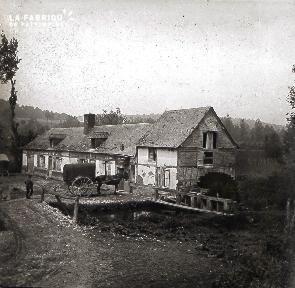 B020 Quotidien cheval devant un moulin