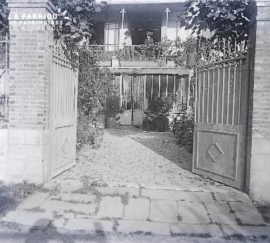 B021 La Hague portail ouvert sur une cour