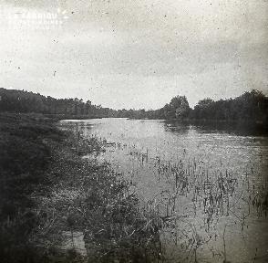 B022 La Hague bord de rivière