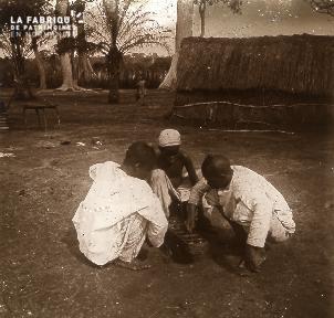 B023 Afrique scène de la vie quotidienne 3 enfants jouant