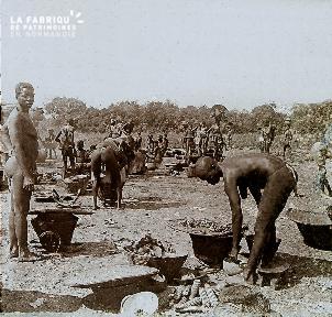 B023 Afrique scène de la vie quotidienne femmes cuisinant