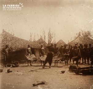B023 Afrique scène de la vie quotidienne hommes avec des instruments de musique