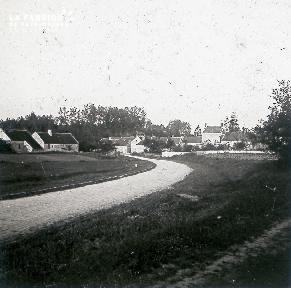 B031 Chemin de terre menant à un village2 cf B025