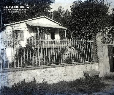 B031 Maison derrière la grille