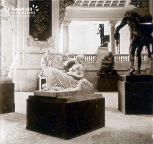 B035 Différentes statues en intérieur