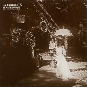 Femme avec ombrelle à a Belle Epoque