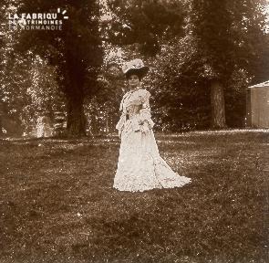 B044 femme dans jardin