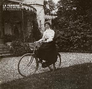 B044 Jane Henriot à vélo