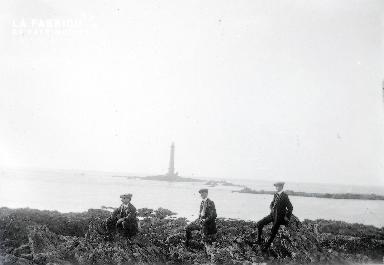 B073 3 hommes au phare de Gatteville