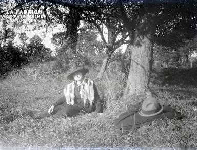 B079 Une femme sous un arbre
