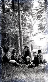 B084 Portrait de groupe au pied des arbres