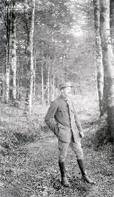 B089 Militaire dans le sous bois