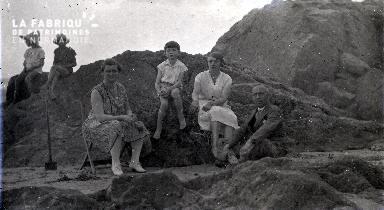B090 Assis dans les rochers