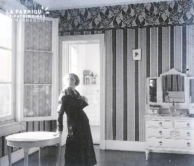C001 Femme à la fenêtre