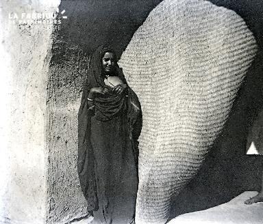 C001 La femme noire