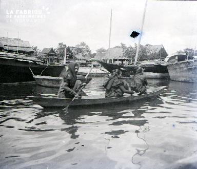Femmes sur une barque