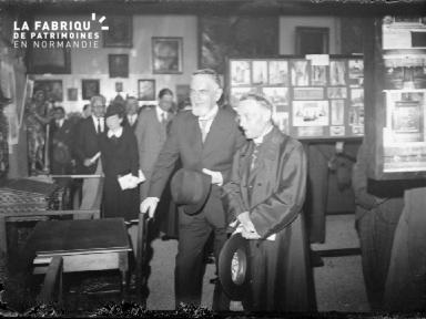 Groupe d'hommes en visite dans un musée