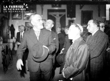 Inauguration, hommes dans un musée