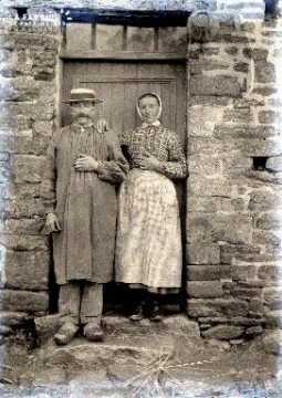 Couple sur le pas de la porte