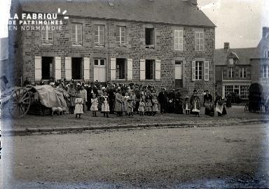 Villageois et leurs enfants devant l'école