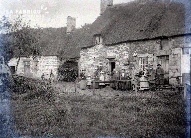 Une famille devant sa maison