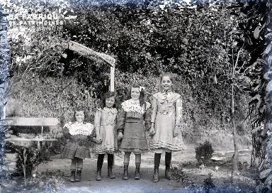 Quatre fillettes dans un jardin