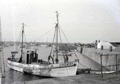 Granville D Bateau de pêche dans le port 2