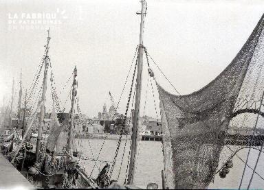 Granville D Bateau de pêche dans le port 3