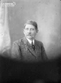 B004 Portrait d'un homme à moustache