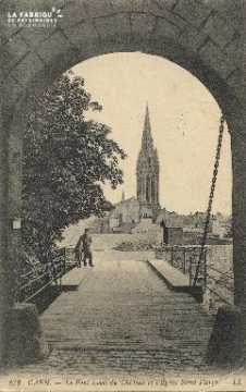 cl 01 121 Caen-le pont levis du chateau et l'église St pierre