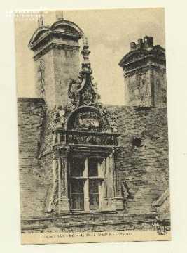 Cl 04 107 Caen- Hôtel du Than, détail des lucarnes