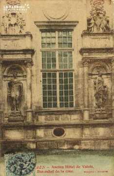 Cl 04 317 Caen- Ancien Hôtel de Valois, bas relief de la cour