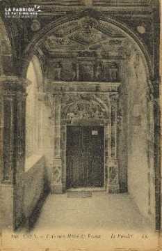 Cl 04 325 Caen- L'Ancien Hôtel de Valois- Le porche