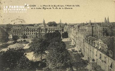 Cl 05 022 Caen- La place de la république, hôtel de ville et à droite