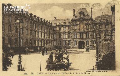 Cl 05 026 Caen- La cour de l'Hôtel de ville et le musée