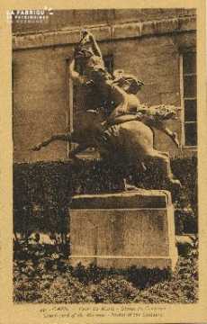 Cl 05 191 Caen- Cour du Musée - Statue du centaure