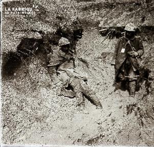 Verdun Blessés dans la boue 