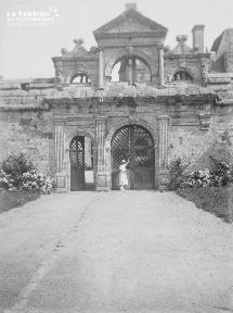 B001 Portail du Chateau de Kerjean