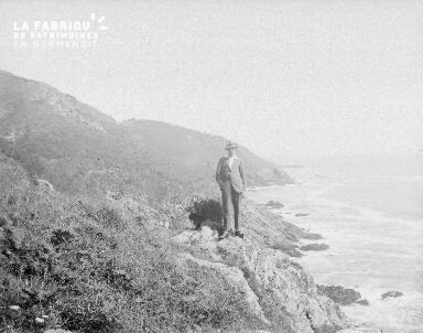 B002 1921 un homme sur une falaise