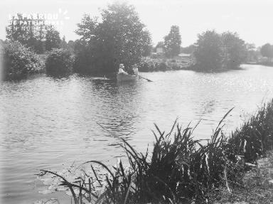 B002 1921 Balade sur la rivière