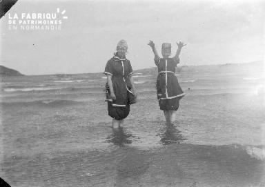 Bpetite Deux femmes dans l'eau 2