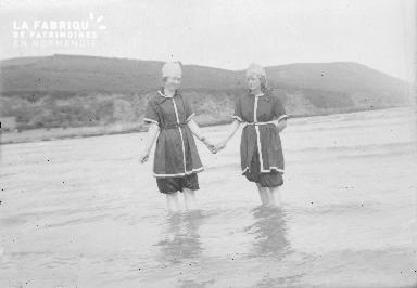 Bpetite Deux femmes dans l'eau